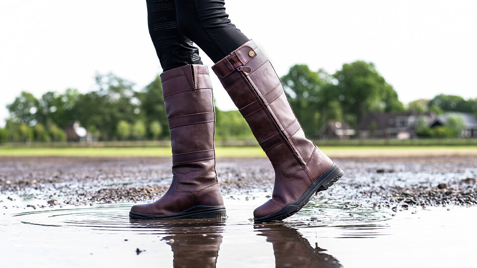 Stable boots and shoes