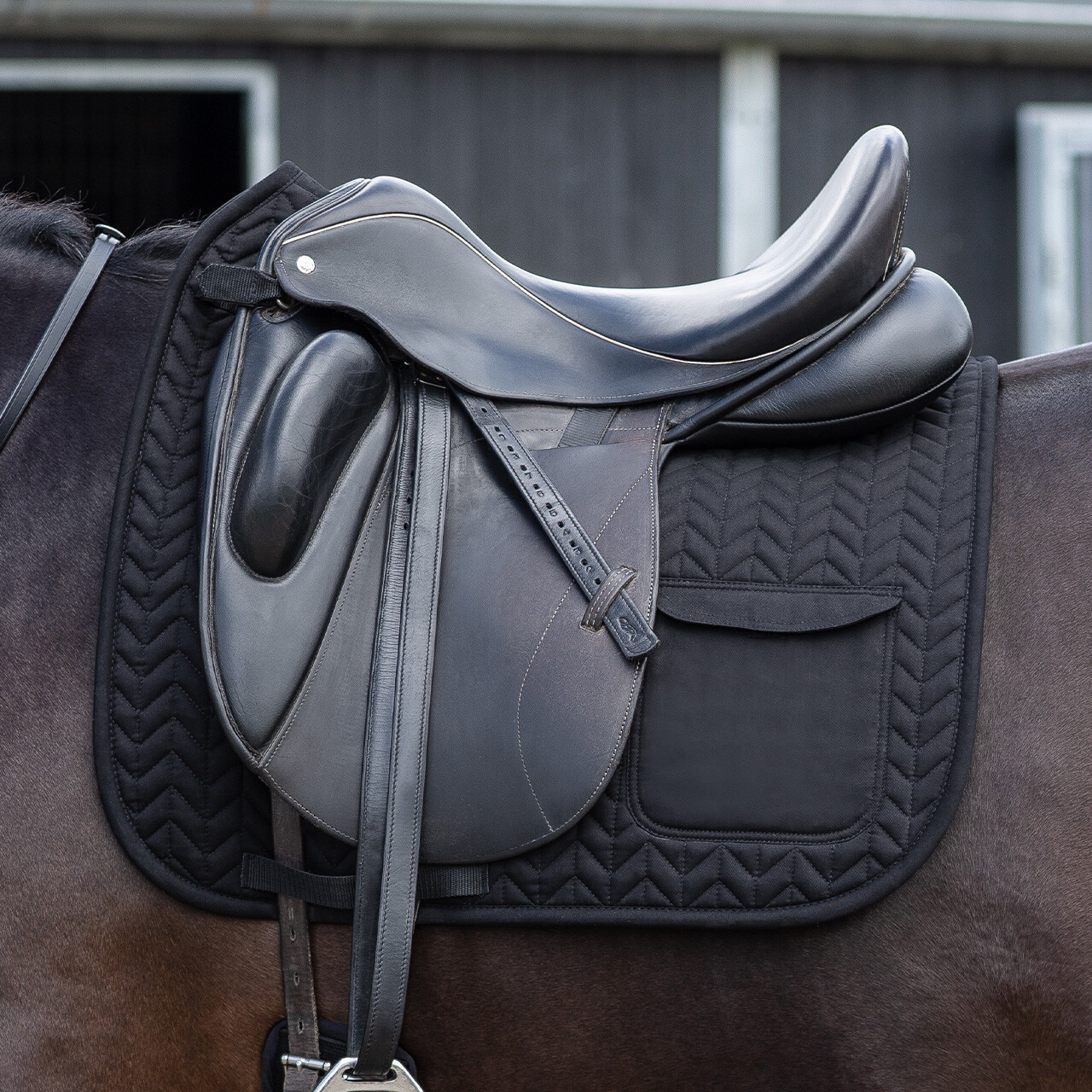 Saddle pad with pocket