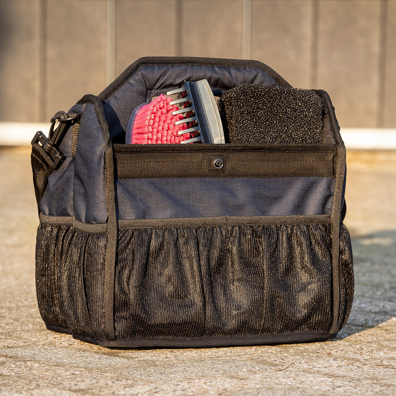Grooming bag with Mesh bottom