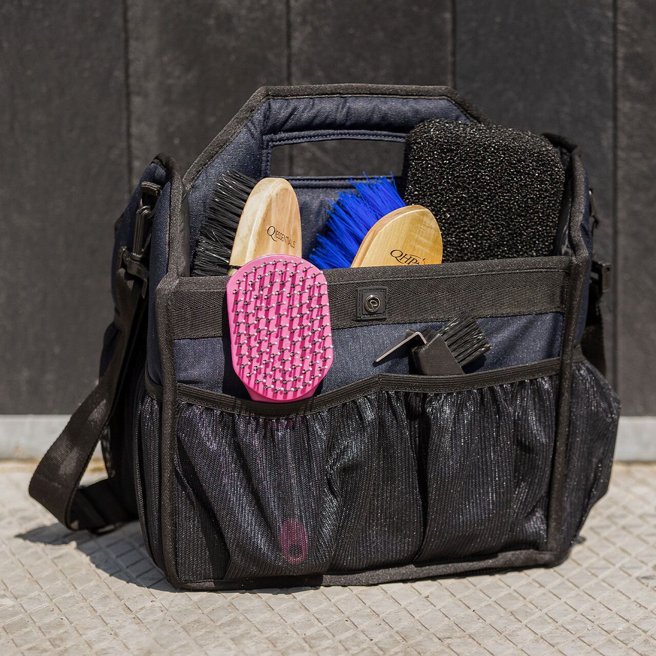Grooming bag with Mesh bottom