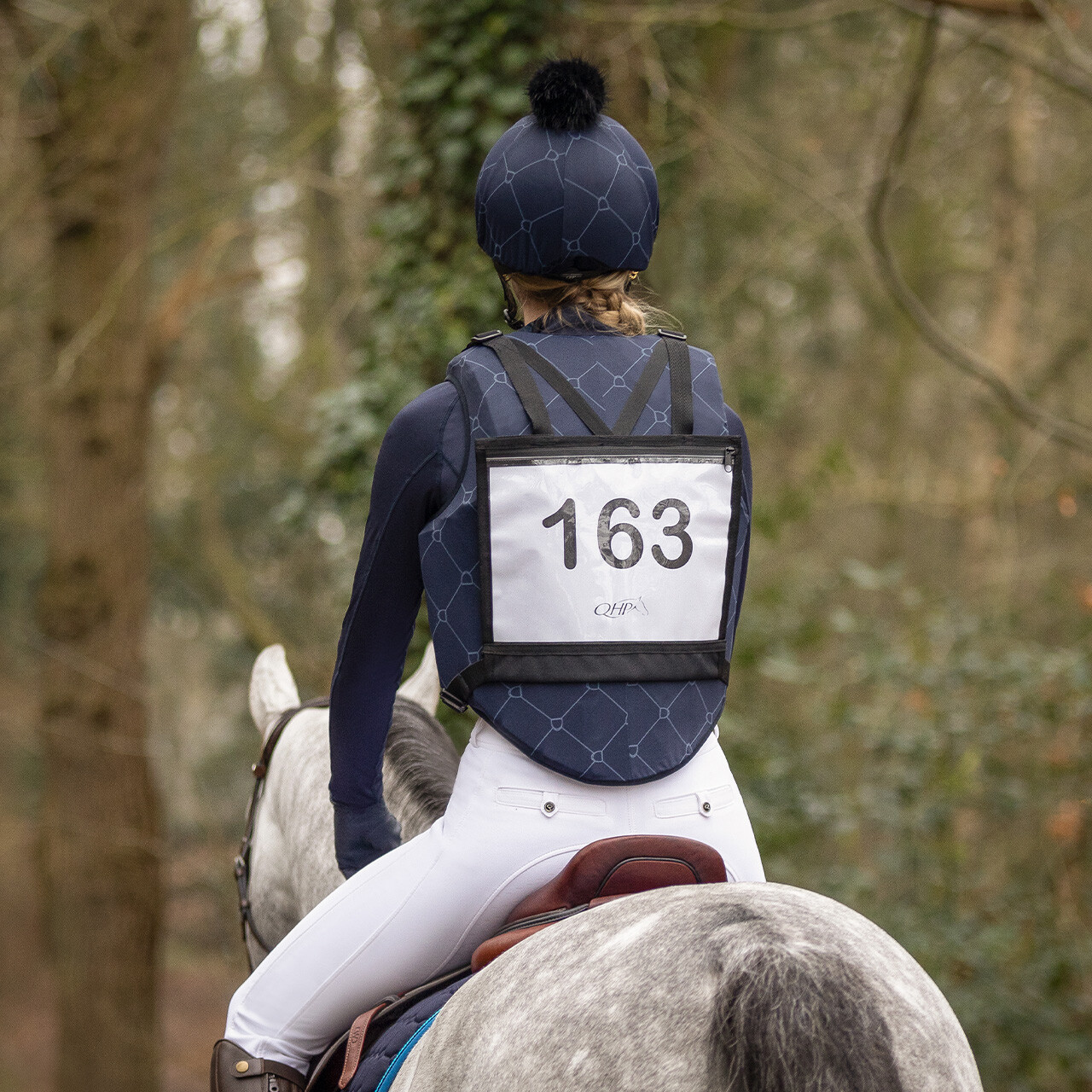 Number bib with zipper