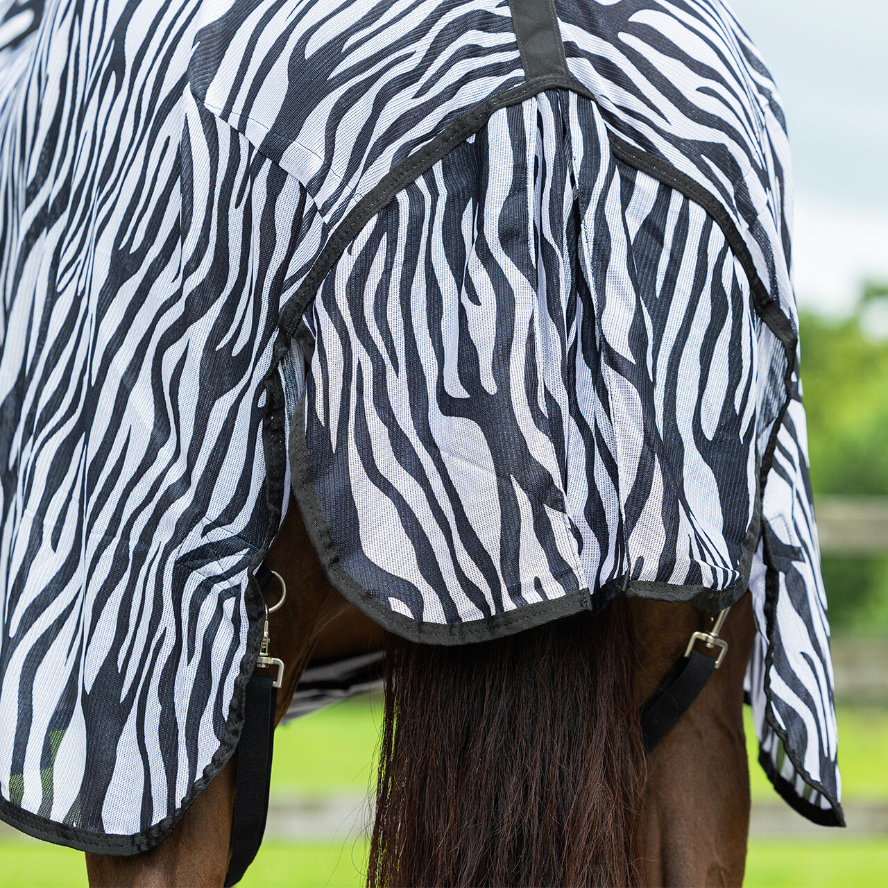 Fly rug with detachable neck and mask