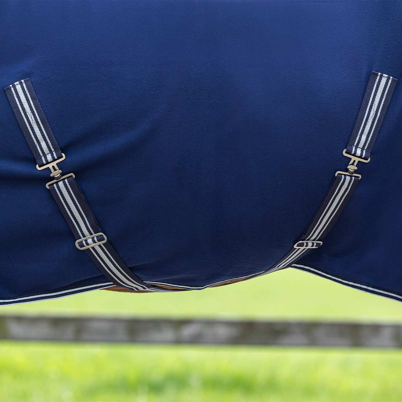 Fleece rug basic with cross surcingles