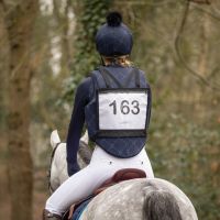 Number bib with zipper